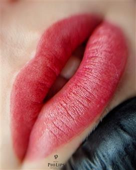 Lip blush procedure enhancing lip shape and natural colour with semi-permanent pigment